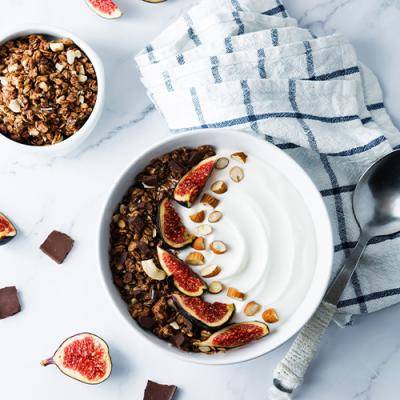 Griechischer Joghurt mit Früchten und Honig